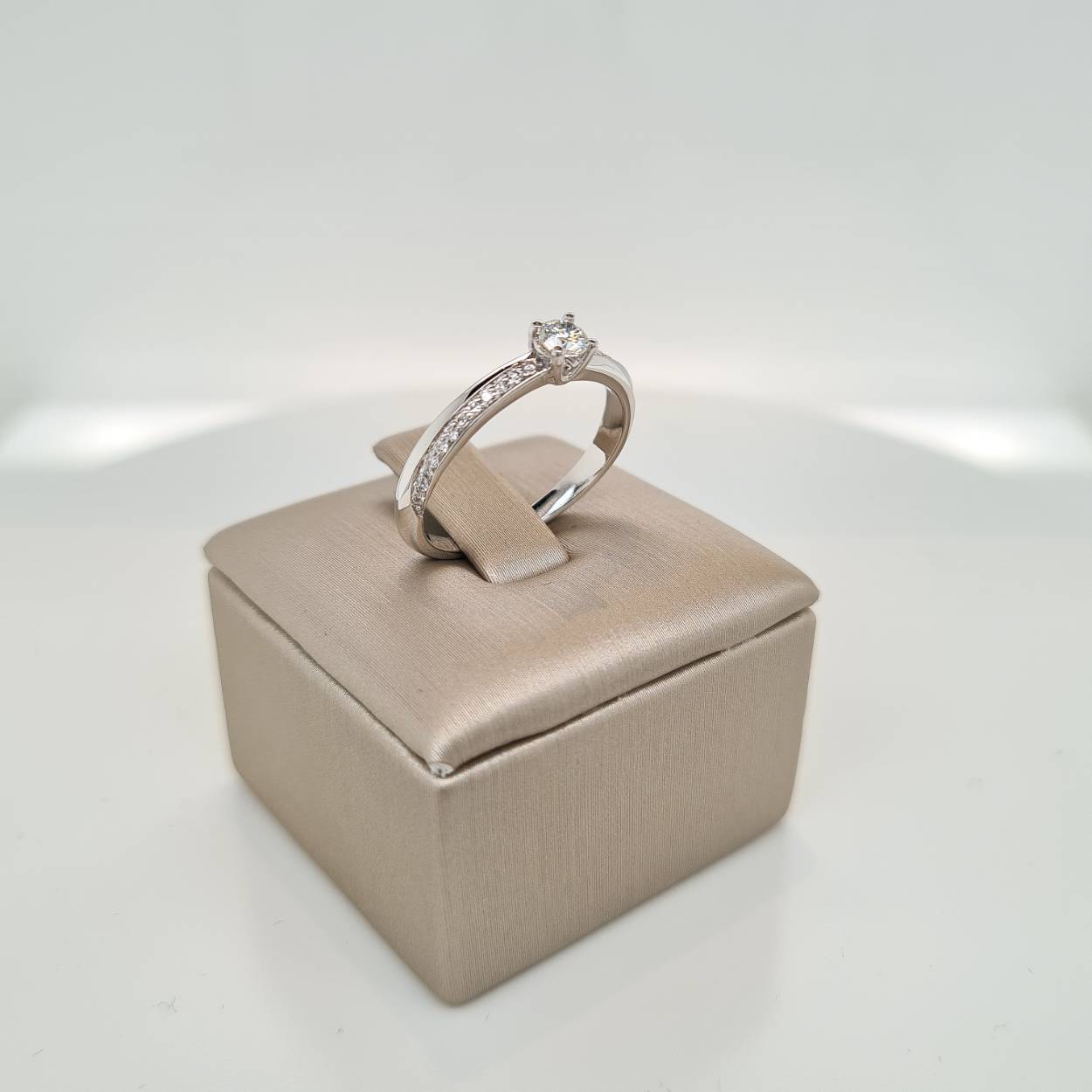 Prachtige 14krt witgouden ring met diamant 25-0,29crt. 

De maat van de ring is 55 (17.5). Heeft u interesse in een andere maat? Neem dan contact met ons op.