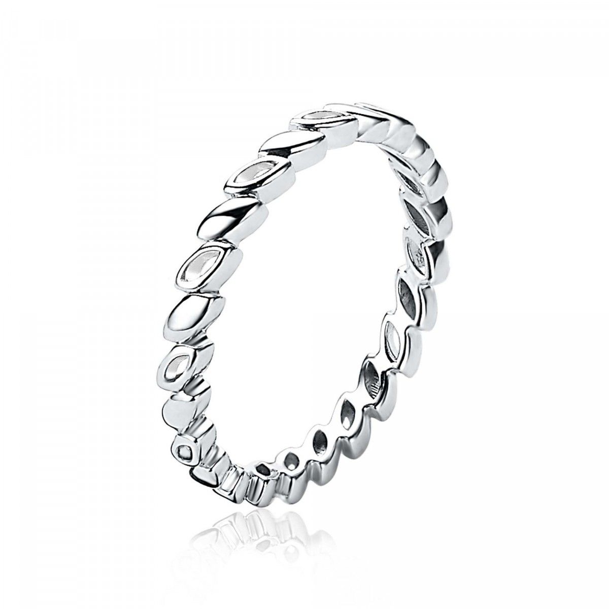 ZINZI zilveren gladde aanschuifring met rondom een mooi blad motief. Afwisselend zijn de blaadjes open en gesloten. Gemakkelijk te combineren met andere zilveren Zinzi aanschuifringen. Mix & match! De ring is vervaardigd van eerste gehalte zilver (925) en met extra rodiumlaag voor mooie glans