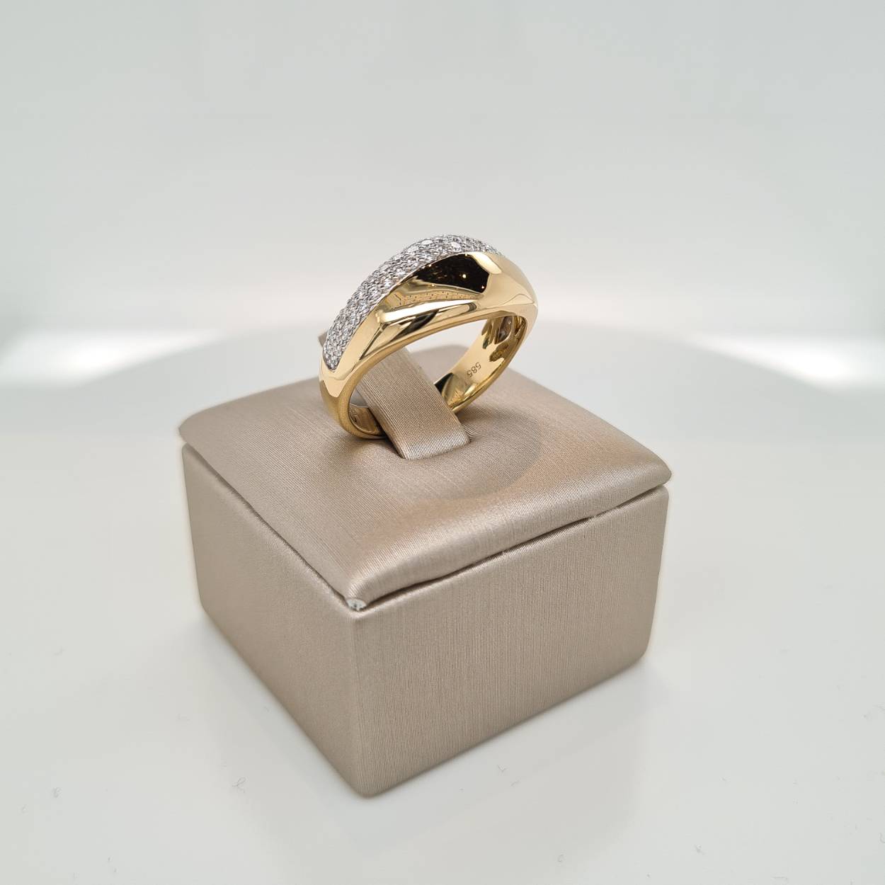 Prachtige 14krt gouden ring met diamant 0,50 G SI1. De maat van de ring is 55 (17,5). Heeft u een andere maat, neem dan gerust contact met ons op.
