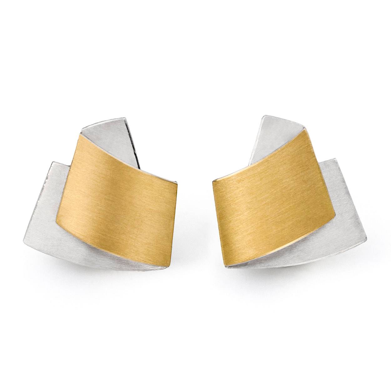 De handgemaakte design sieraden van MANU SCHMUCK zijn stuk voor stuk iconen waarmee de drager zijn persoon onderstreept. Een bijzondere edelmetalen en contrastrijke combinaties kenmerken MANU.