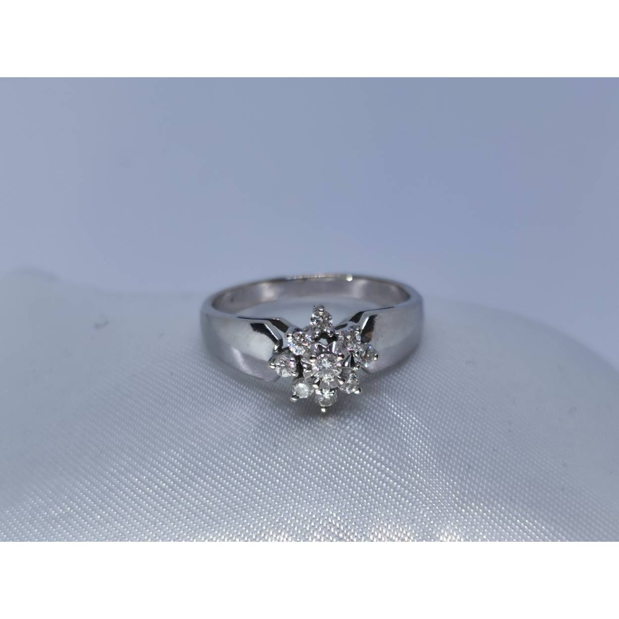 rozet
Soort: Diamant
Slijpvorm: briljant
Karaat totaal: 0.30
Helderheid: VS2
Kleur: H
Aantal: 9