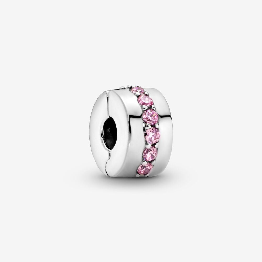 Onze clipbedels houden de bedels aan je Pandora Moments-armband netjes op hun plek en zijn een mooie finishing touch voor je sieraad. Dit gepolijst sterlingzilver ontwerp is zorgvuldig met de hand afgewerkt met een rij roze zirkonia die je look een vrolijke roze tintje geven. Je kunt deze clipbedel naar hartenlust combineren met andere favorieten uit de collectie. Deze clipbedel heeft geen siliconen grip, dus hij beweegt heen en weer wanneer hij niet op het schroefdraadsysteem wordt geplaatst (twee verhoogde bedelverdelers).