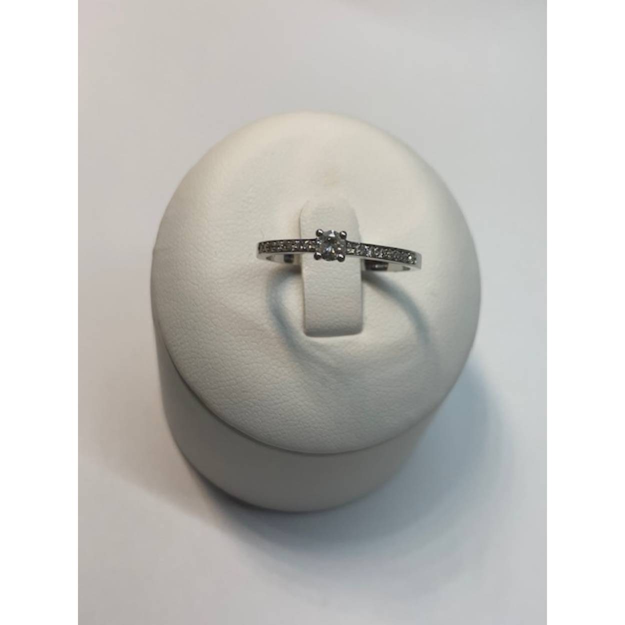 14 Karaat wit gouden ring bezet met briljant geslepen diamanten. 16x0.01 karaat , 0.11 karaat 3.1mm 