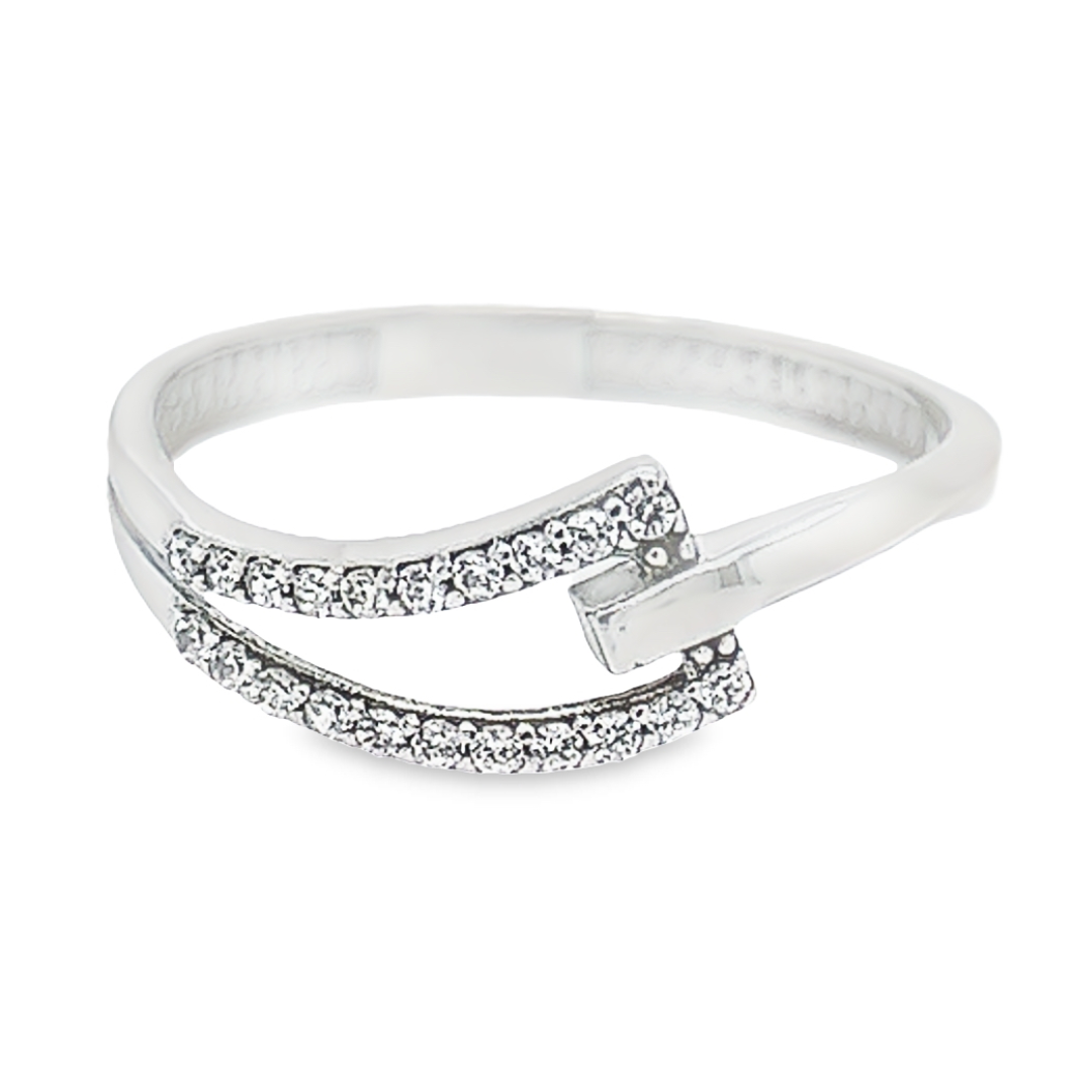 Deze witgouden ring heeft een ontzettend sierlijke vorm. De ring is volledig glad gepolijst en aan de bovenzijde zijn twee stroken vol gezet met briljant geslepen zirkonia stenen, hierdoor heeft de ring een werkelijk schitterende uitstraling.