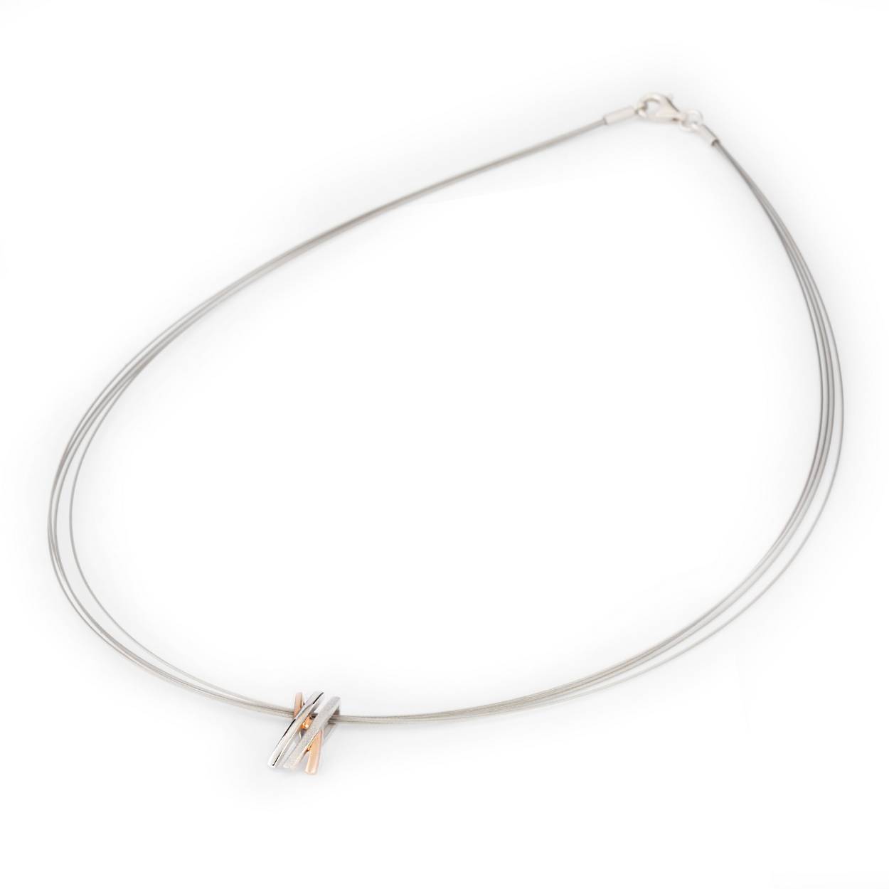 collier uitgevoerd in staal/zilver met een hanger in rosekleurig / poli / mat
combineer met de bijpassende ring en oorknoppen!