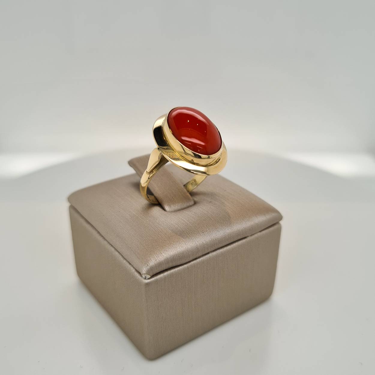 Prachtige 14krt gouden ring met bloedkoraal. De maat van de ring is 16. Heeft u een andere maat, neem dan gerust contact met ons op.