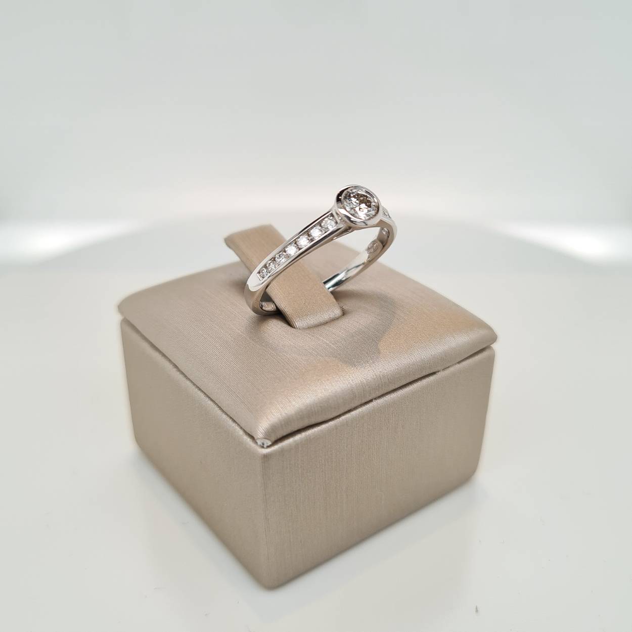 Prachtige 18krt witgouden ring met diamant 0,43crt. De maat van de ring is 54 (17 1/4). Heeft u een andere maat neem dan gerust contact met ons op.