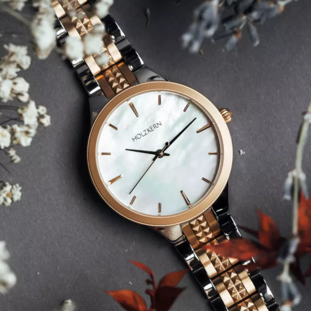 Dames horloge van Holzkern model carlin in de kleur nacre/gold
