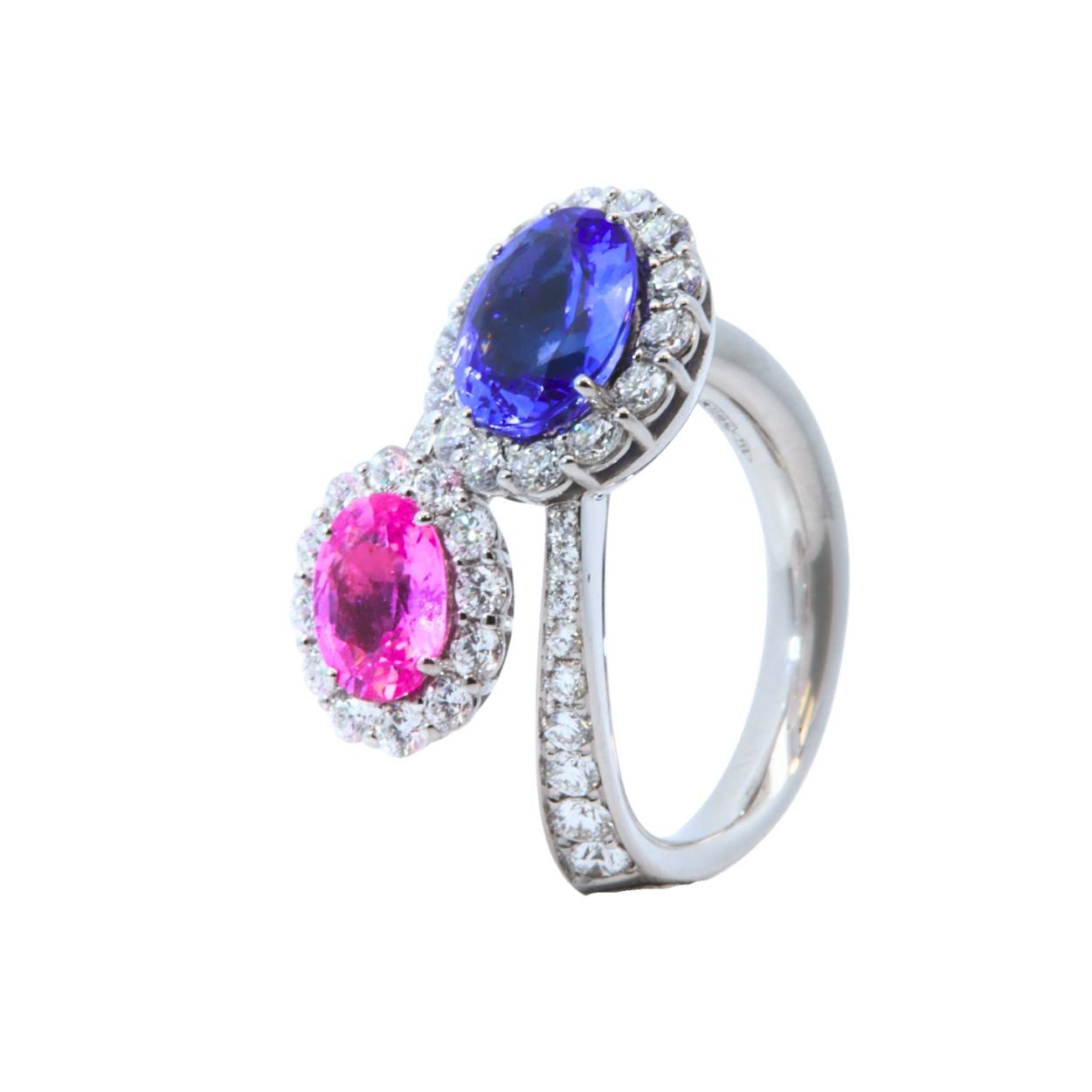 Witgouden ring met centraal een saffier en een tanzaniet van 1.35ct en rondom zijdiamanten van 1.56ct