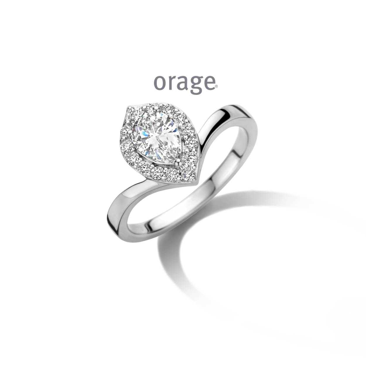 Zilveren ring met zirkonium van het merk Orage
Maat: 54 (ook verkrijgbaar in andere maten)
Bijhorende ketting met hanger en oorbellen ook verkrijgbaar