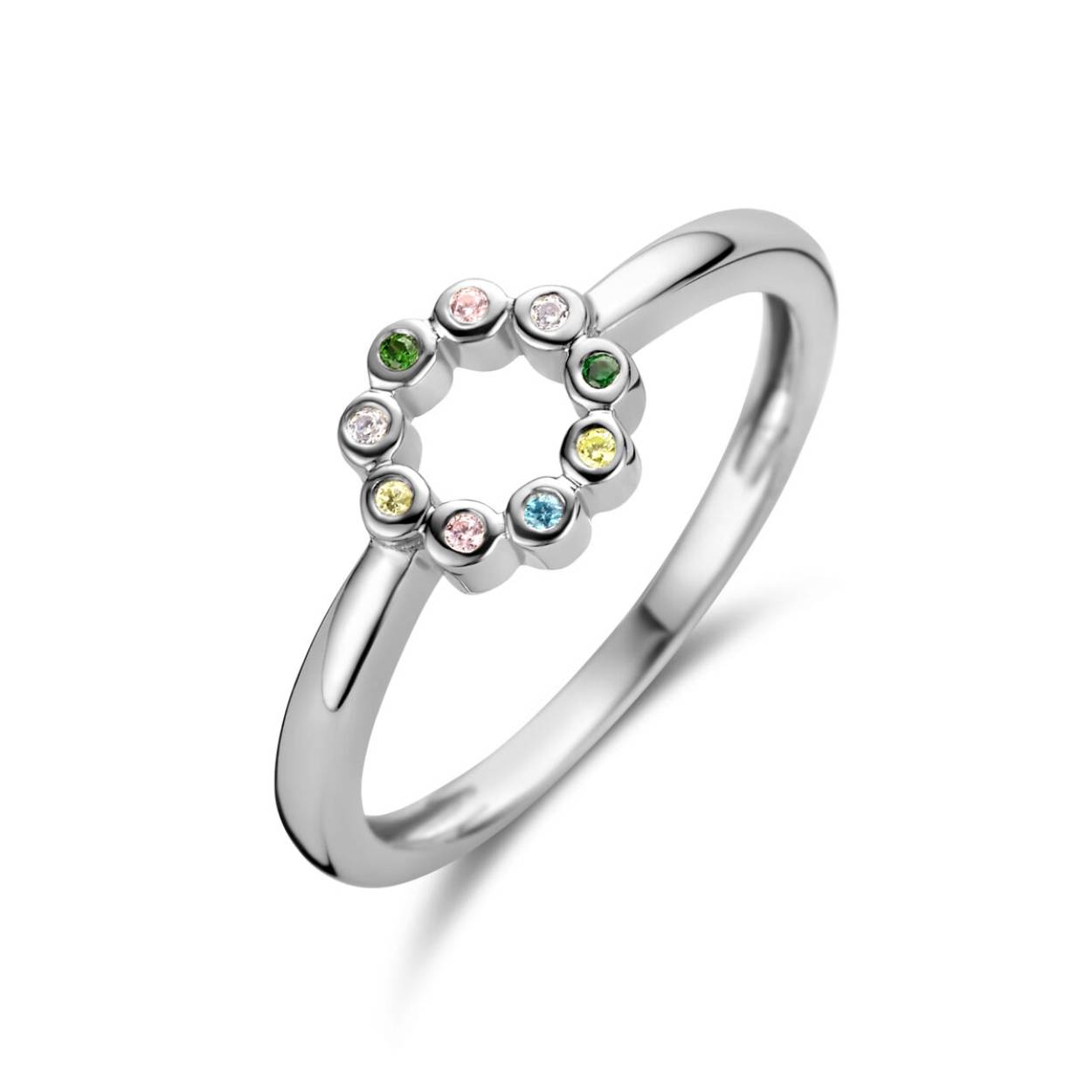 Gerhodineerd 925 zilveren ring uitgevoerd met gekleurde zirkonia. De ring heeft een breedte van 7.5mm.