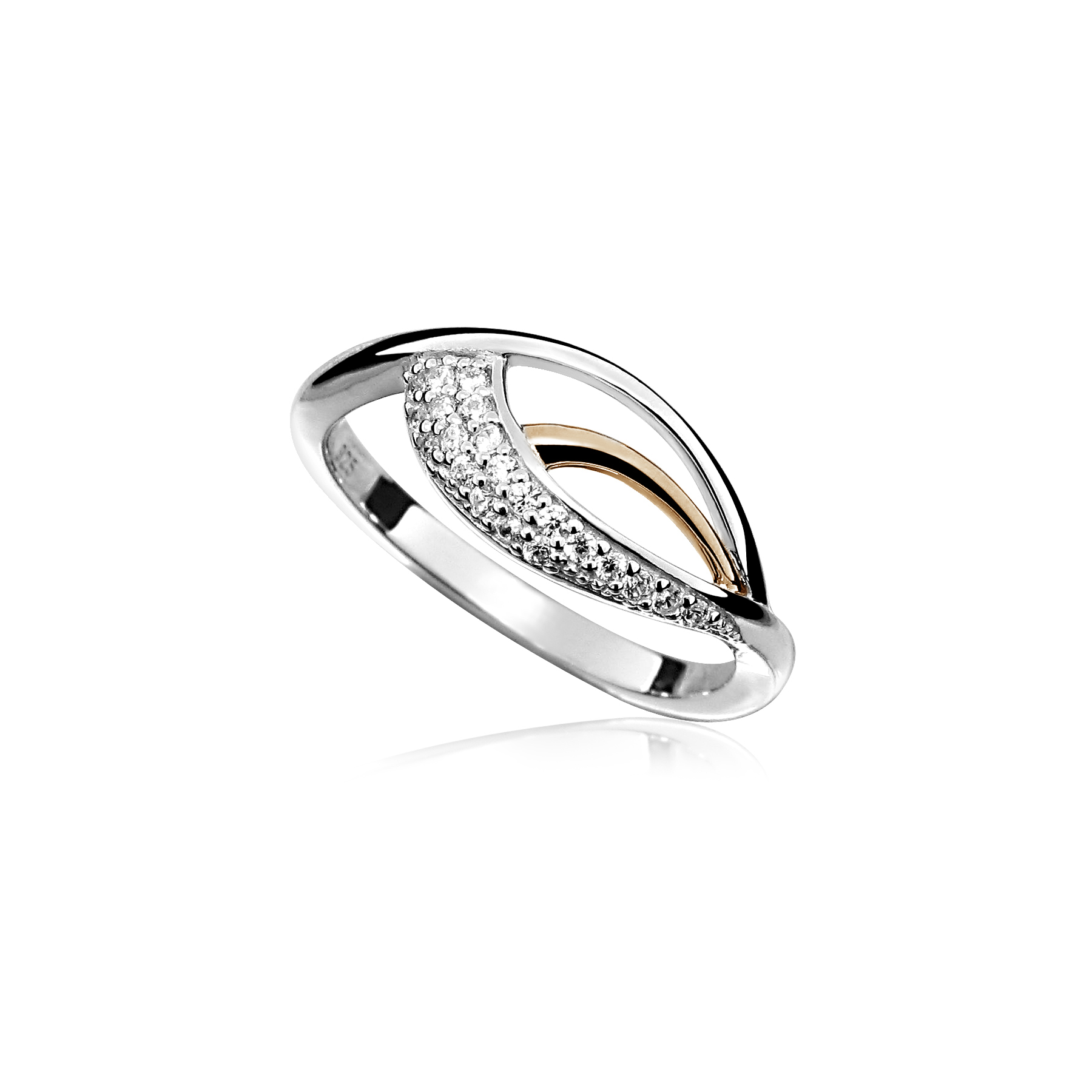 Deze 925 zilveren ring is werkelijk schitterend. De ring heeft een sierlijke uitstraling. De briljant geslepen zirkonia stenen zorgen voor de nodige schittering. De gedeeltelijke mattering in combinatie met het rosé vergulden gedeelte zorgt voor een bijzonder effect. Dit sieraad is onderdeel van een onwijs leuk setje van een ring, hanger en oorsieraden.

Set productnummers:
Ring: R011
Hanger: H011
Oorsieraad: O011