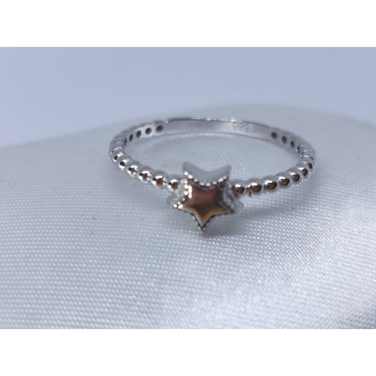 14 Karaat wit gouden ring met in het midden een ster en de zijkanten bolletjes. 