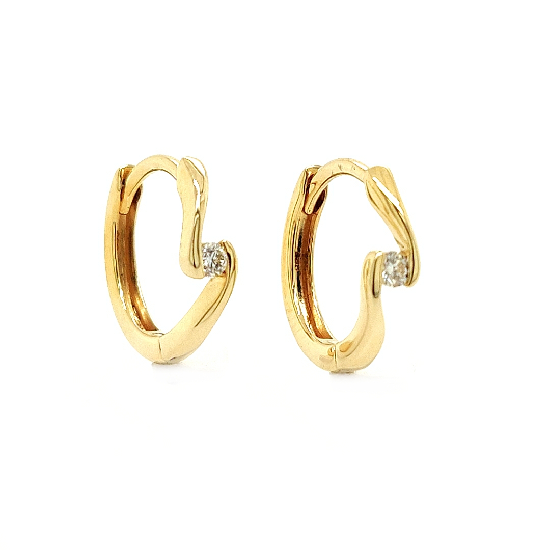 Deze geel gouden klapoorringen hebben ieder een briljant geslepen diamantje gezet aan de voorzijde. Het totale karaat gewicht is 0,06 en de zuiverheid van ieder diamantje is SI1. Deze oorringen zijn erg elegant.