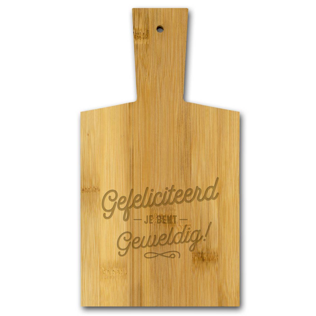 Borrelplank
Er zijn natuurlijk tal van gelegenheden te verzinnen om te gezellig borrelen: thuis met familie en vrienden, op het werk met de leukste collega’s of tijdens een verjaardagsfeestje. Even lekker met elkaar bijkletsen onder het genot van een hapje en een drankje. En die hapjes… die kan men nu presenteren op een wel heel origineel en persoonlijk borrelplankje.