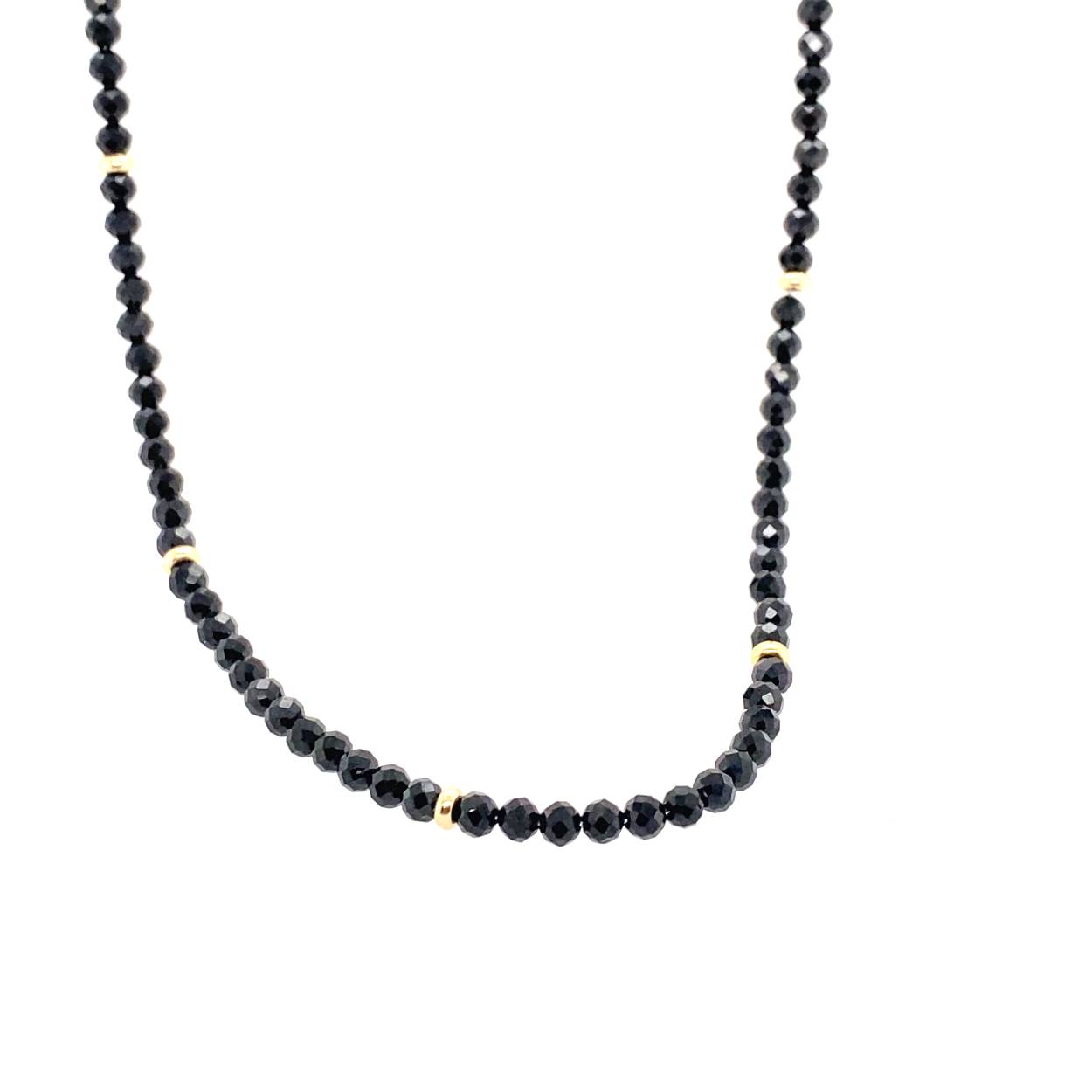 zwart spinel collier met gouden balletjes en gouden slot