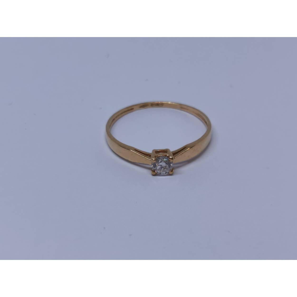 18 karaat geel gouden solitair ring met diamant.

Ringmaat: 54

Soort: Diamant
Slijpvorm: briljant
Karaat: 0.15
Helderheid: VS1
Kleur: G
Aantal: 1