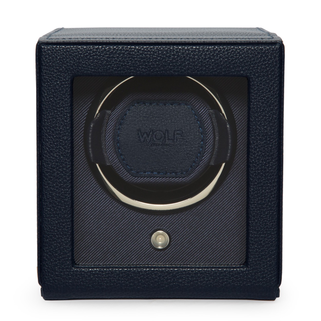 Wolf Watch winder van veganistisch leer, met chroom afgewerkte hardware en enkele opwindmodule.

KENMERKEN:
Gepatenteerde innovatie - Elke WOLF-watchwinder telt het exacte aantal rotaties.  startvertraging van 10 seconden, 900 TPD (Turns Per Day), gepatenteerde rotatieprogramma's - Intermitterende rotatie met voorgeprogrammeerde pauze- en slaapfasen.
Directionele instellingen: bidirectioneel
Batterijoptie: Optie om het apparaat op netstroom te laten werken (universele adapter meegeleverd) of AA-batterijen - alkaline of lithium (lithiumbatterijen gaan twee keer zo lang mee als alkalinebatterijen). Batterijen niet inbegrepen.

14CM L X 15.4CM W X 14.8CM H