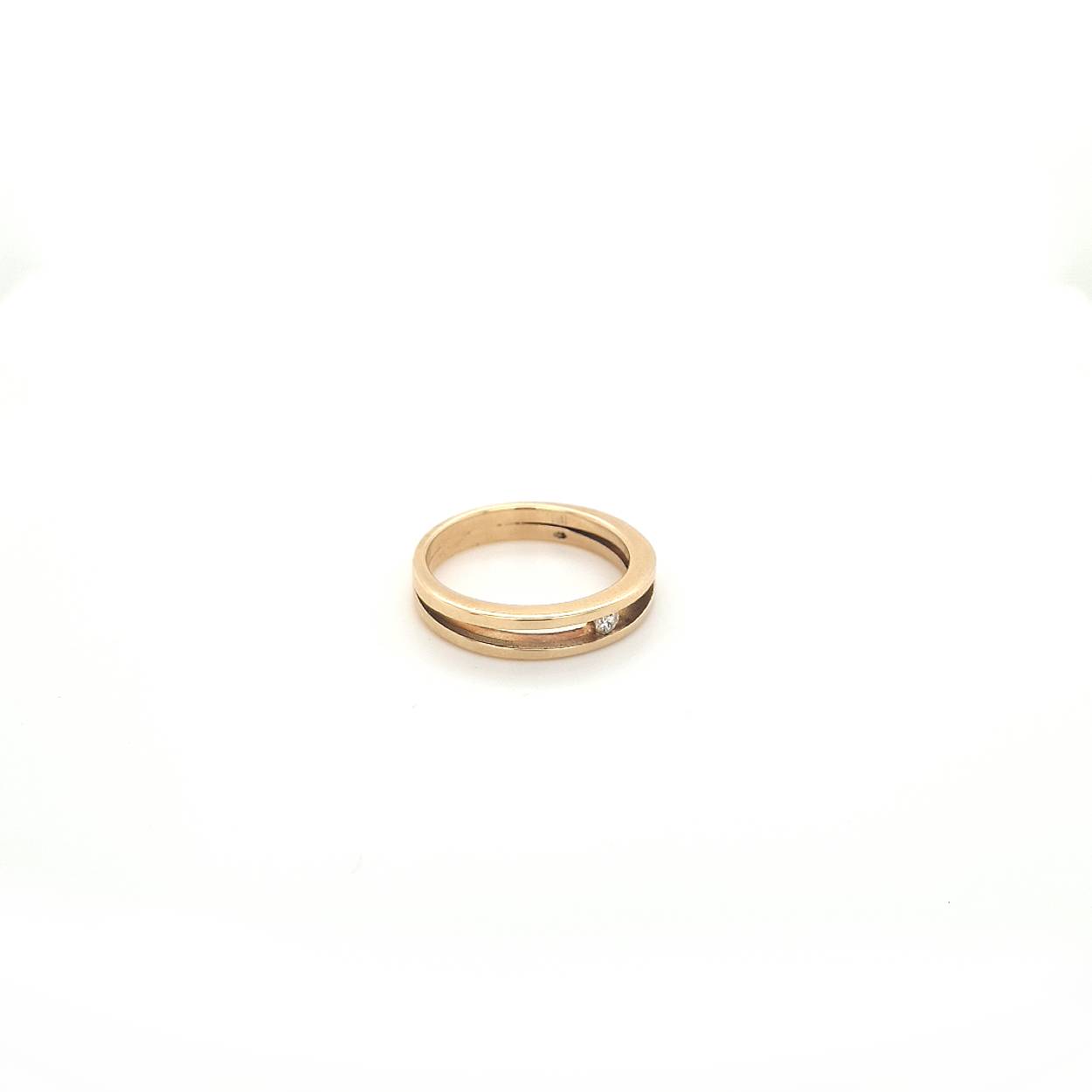 Strakke, minimalistische dubbele geelgouden ring met prachtige 0.05 karaat diamant.

Sierlijke verfijnde draden laten deze ontwerpen voor zichzelf spreken. Met een letterlijke twist zijn deze sieraden goed draagbaar en makkelijk te combineren. Een energieke wikkel van sierlijkheid die jou laat stralen. Elk sieraad wordt met de hand gemaakt in ons eigen atelier en ontstaat spontaan op gevoel. Jouw Twist is dus altijd uniek.

Deze ring is ook verkrijgbaar in witgoud en kan met een grotere of andere (kleur) steen gemaakt worden.

Zeer geschikt als verlovingsring!

Maak een afspraak en kom deze ring passen! Of bestel haar gelijk, dan sturen we deze mooi verpakt naar je toe.
