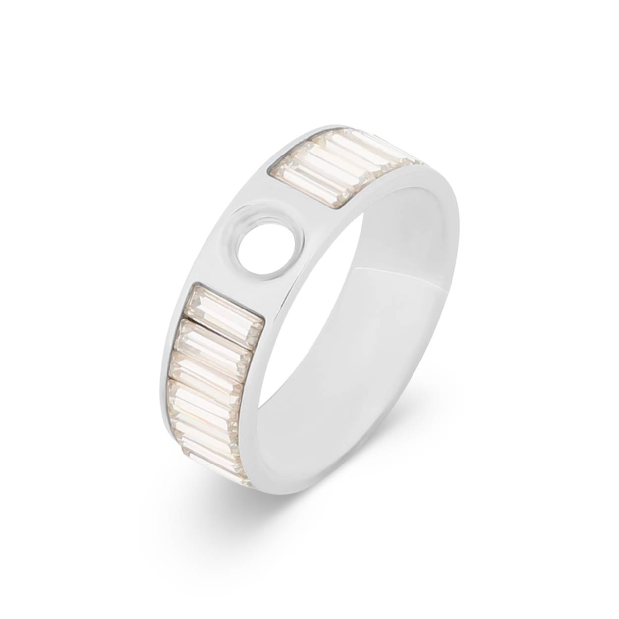 Nog nooit eerder werden er baguette steentjes gebruikt in de ring zelf en wat is hij schitterend geworden! De ring is ontzettend elegant met een retro knipoog. De Verena ring is 6,5 mm breed en is verkrijgbaar in een zilver-, rose goud- of goudkleurige plating.

Alle steentjes uit de Melano Vivid collectie zijn verwisselbaar en passen op de Verena ring.

Melano geeft vrouwen de kans om keuzes te maken. Om aan te vullen, hun eigen collectie te creëren en zich zo te onderscheiden. Net even dat beetje anders dan anderen en toch herkenbaar.

Stijlvol en elegant. 
Tijdloos en toch eigentijds.
Een statement met klasse.