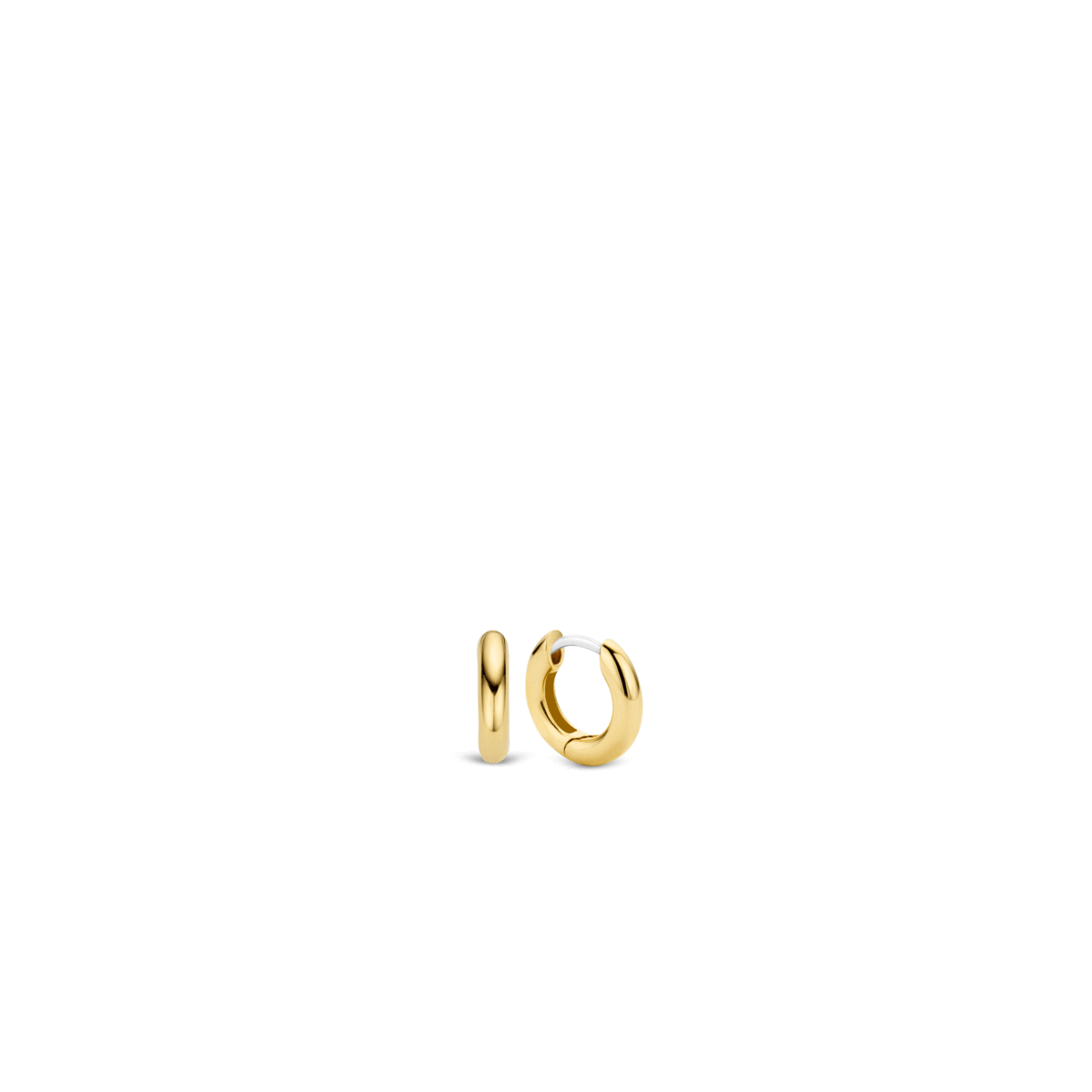 TI SENTO - Milano gold plated oorringen. De oorringen zijn gemaakt van sterling zilver en hebben een gold plated laag. Wil je zelf je sieraad samenstellen? Combineer de oorbellen dan met bedels naar keuze en creëer zo je eigen stijl! Deze oorringen zijn te combineren met al onze oorbedels. Mix & Match ze en creëër je persoonlijke look!