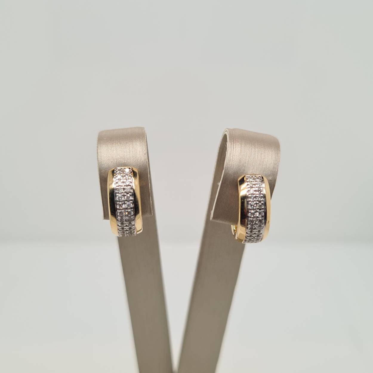 Prachtige 14krt geelgouden klapcreolen bezet met 48 diamanten, 0,19crt G SI1.
