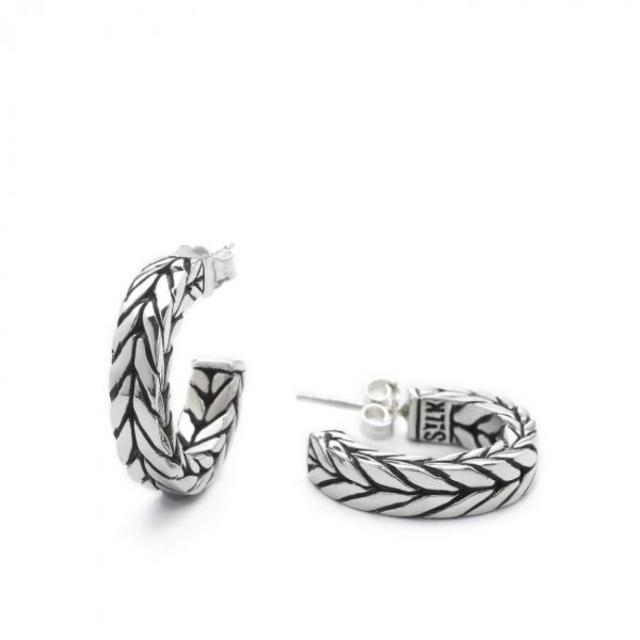 398

SILK biedt een brede collectie sterling zilveren armbanden, ringen, colliers en hangers voor mannen en vrouwen. De zilveren sieraden staan bekend om het massieve karakter, de tijdloze stoere designs en verfijnde afwerking.