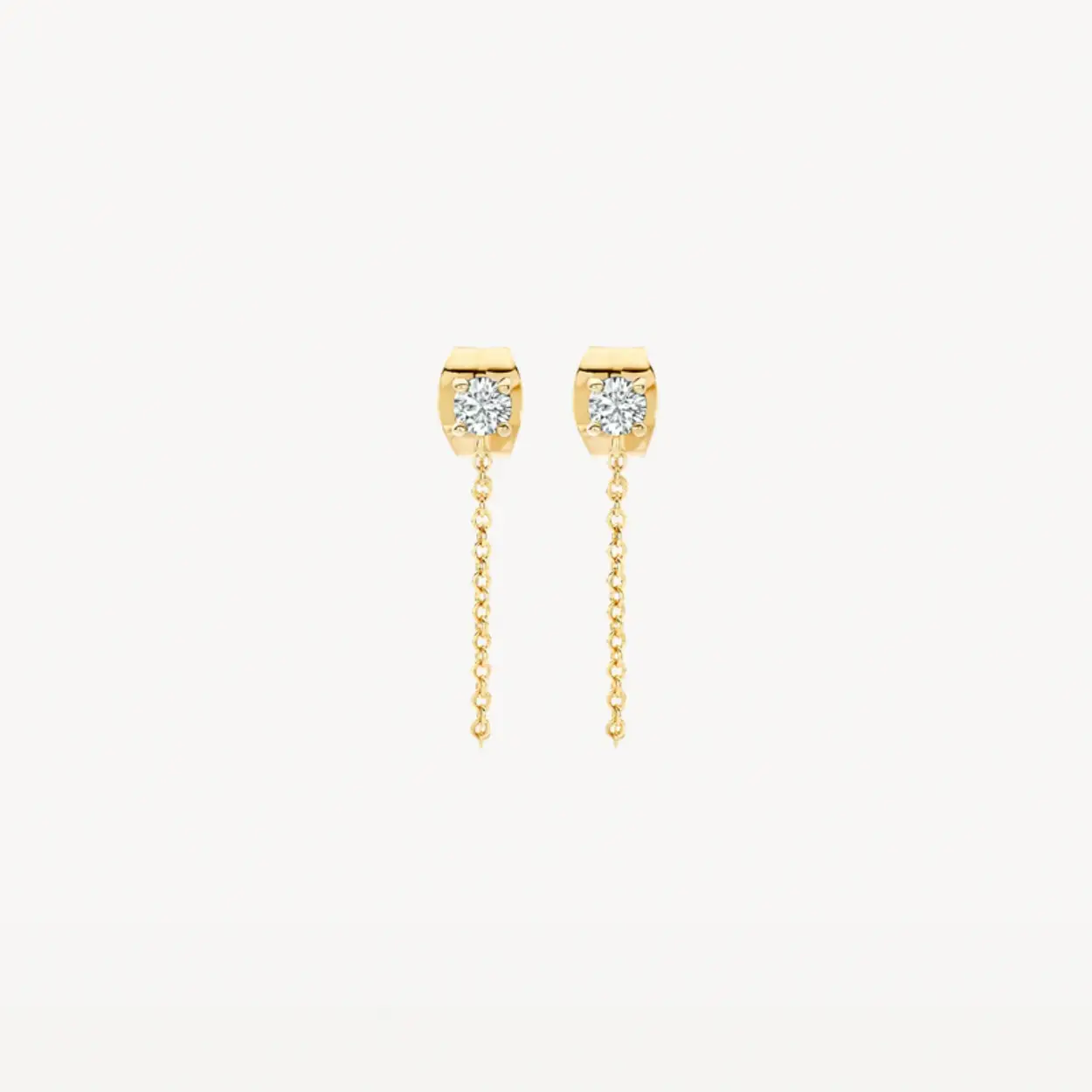 In deze 14k geelgouden oorknoppen met zirkonia wordt de traditionele oorsteker gecombineerd met een subtiel kettinkje voor een speels effect. De oorknoppen hebben een doorsnede van 2,5 mm en zijn mooi op zichzelf of gematcht met andere (oor)sieraden.