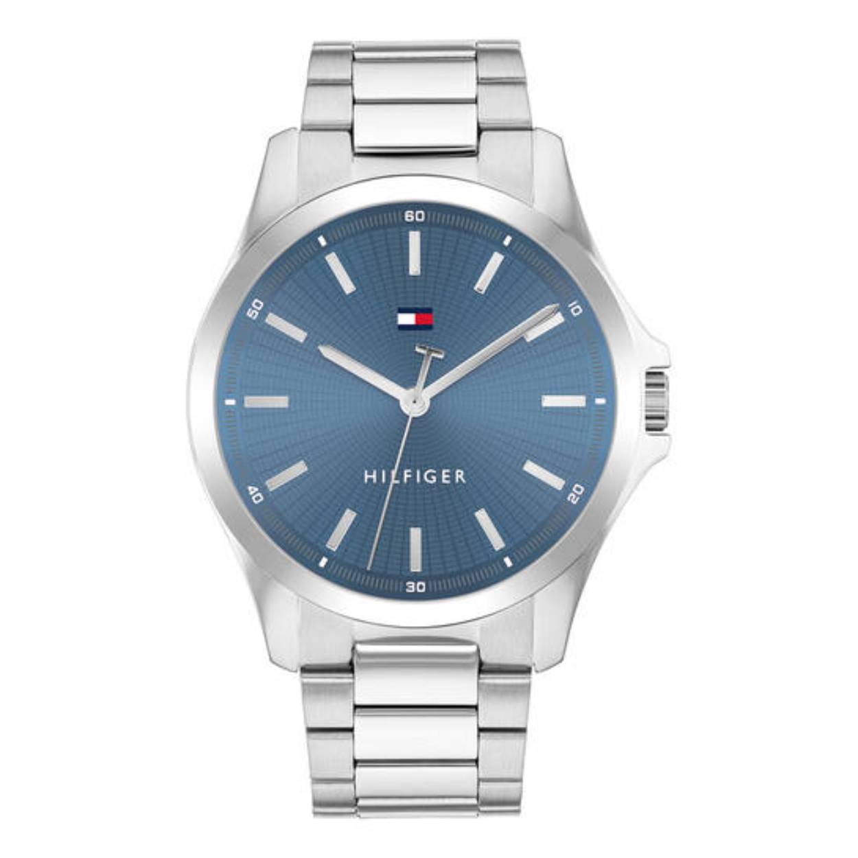 Tommy Hilfiger TH1710670 Horloge Heren Staal Zilverkleurig 43mm
Dit specifieke horloge van Tommy Hilfiger uit de Bruce serie met artikelnr: TH1710670 is een sportief herenhorloge die niet in je collectie mag ontbreken. Het stalen herenhorloge heeft een zilverkleurige ronde kast met een gladde bezel en een blauw geborstelde sunray wijzerplaat. Aan het horloge zit een zilverkleurige schakelband met een vouwsluiting. Het horloge heeft een mineraalglas, een doorsnee van 43mm en is 3ATM.  

Het merk:
Sinds de lancering van het merk in 1985 is Tommy Hilfiger wereldwijd bekend geworden als pionier van de klassieke Amerikaanse coole stijl. Ge&iuml;nspireerd door de iconische popcultuur en het Amerikaanse erfgoed. De dames en herencollectie van dit seizoen bestaan uit minimalistische silhouetten en rustieke lederen details. De herenhorlogecollectie biedt iconische uurwerken met roestvrijstalen, lederen en siliconen banden.

Specificaties:
- Mineraalglas
- Ronde kast 43mm
- Zilverkleurige horlogekast
- Blauwe wijzerplaat 
- Zilverkleurige schakelband 
- 3ATM