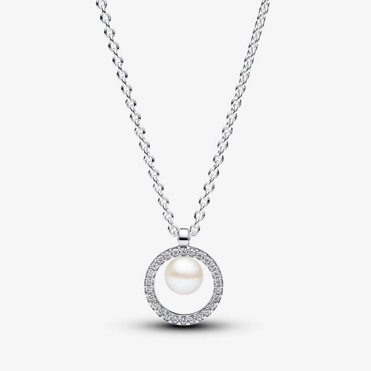 Til je look naar een hoger niveau met ons collier met behandelde gecultiveerde zoetwaterparel en pavé. Hij is gemaakt van sterlingzilver, heeft een verstelbare ketting van 45 cm en is versierd met een glanzende behandelde gecultiveerde zoetwaterparel en sprankelende zirkonia. De parelhanger schuift elegant langs de ketting en toont het kenmerkende vakmanschap van Pandora. Omarm tijdloze schoonheid en veelzijdigheid. Perfect voor speciale gelegenheden of om je dagelijkse outfit een elegant tintje te geven. Houd er rekening mee dat elke behandelde gecultiveerde zoetwaterparel uniek is en kan variëren in grootte en kleur; normaal slijtage kan optreden bij dit materiaal. Onze gecultiveerde zoetwaterparels worden behandeld met bleekmiddel en glansverbetering.