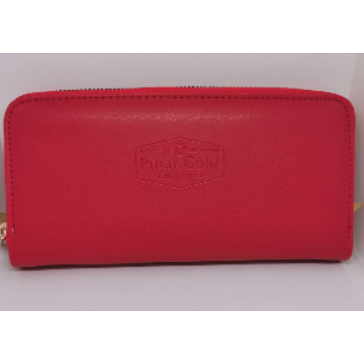 Dit rode sieraden etui is perfect voor al uw waardevolle sieraden. Zo is dit sieraden etui aan de buitenkant voorzien van gebonden leder met een elegante rode kleur, die een mooi contrast vormt met de goudkleurige ritssluiting. De etui is aan de binnenkant voorzien van een zeer efficiënte indeling, waardoor u meer dan genoeg sieraden gemakkelijk en veilig kunt bewaren in dit stijlvolle sieraden etui. Dit sieraden etui heeft een lengte van 20cm met een breedte van 10cm.