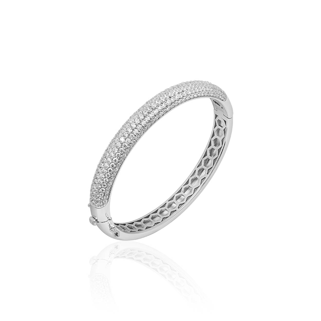 Deze mooie Zilveren ronde armband pave gezet met zirkonia's is beschikbaar in de maten: 56mm, 60mm, 64mm, 68mm.

Beschikt over scharnier en veiligheidssluiting.

Als u dit product wilt bestellen, kan u bij het afrekenen in het kopje opmerkingen de gewenste maat doorgeven. Bijvoorbeeld: maat 64mm
