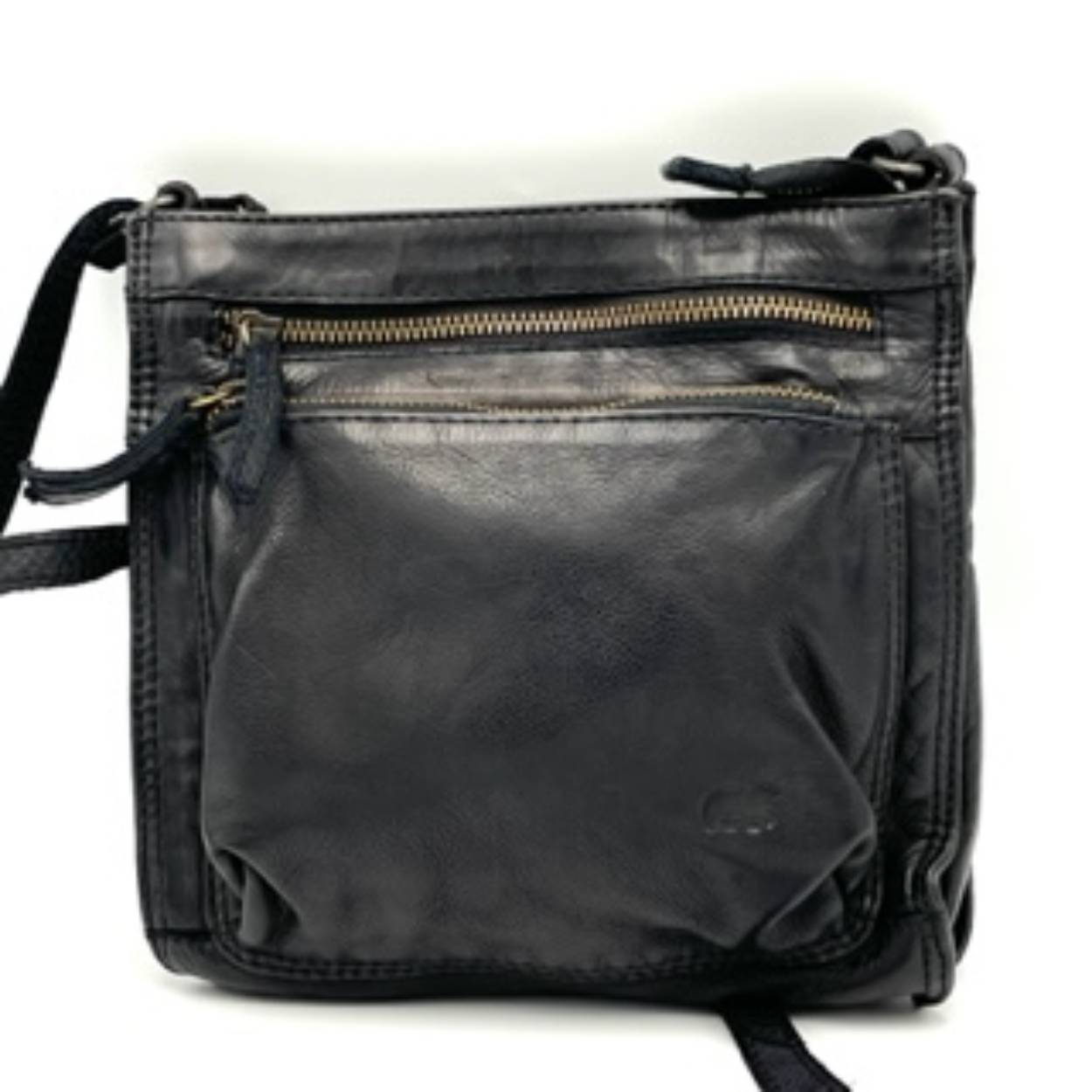 Deze prachtige leren tas heeft een verstelbare schouderband. Ook heeft het meerdere ruime vakken twee aan de voorkant en één aan de achterkant. In de tas zelf zit ook een handig vak voor uw pasjes. afmetingen: hoogte 22cm x breedte 21cm x diepte 8cm