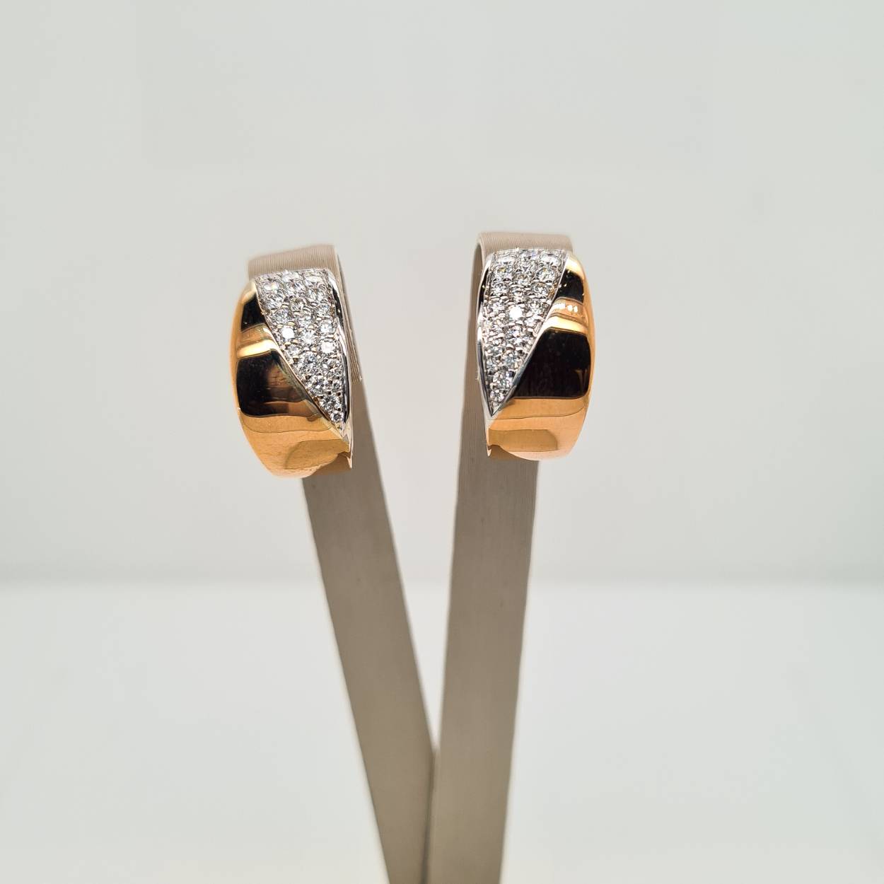 Prachtige 14 karaat gouden oorsieraden met diamant, 0.79crt. 