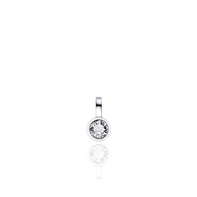 Zilveren hanger met een zirkonia (4.5mm) in een ronde zetkast gezet.
