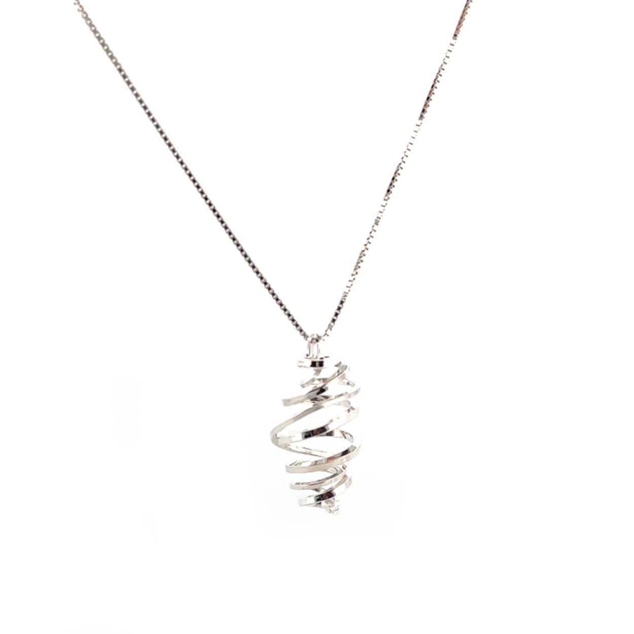 Sierlijke verfijnde draden laten deze ontwerpen voor zichzelf spreken. Met een letterlijke twist zijn deze sieraden goed draagbaar en makkelijk te combineren. Een energieke wikkel van sierlijkheid die jou laat stralen. Elk sieraad wordt met de hand gemaakt in ons eigen atelier en ontstaat spontaan op gevoel. Jouw Twist is dus altijd uniek.

Deze hanger wordt los verkocht of wil je er een bijpassende ketting van zilver of goud bij bestellen?

Maak een afspraak en kom deze sierlijke hanger passen! Of bestel haar gelijk, dan sturen we deze mooi verpakt naar je toe.