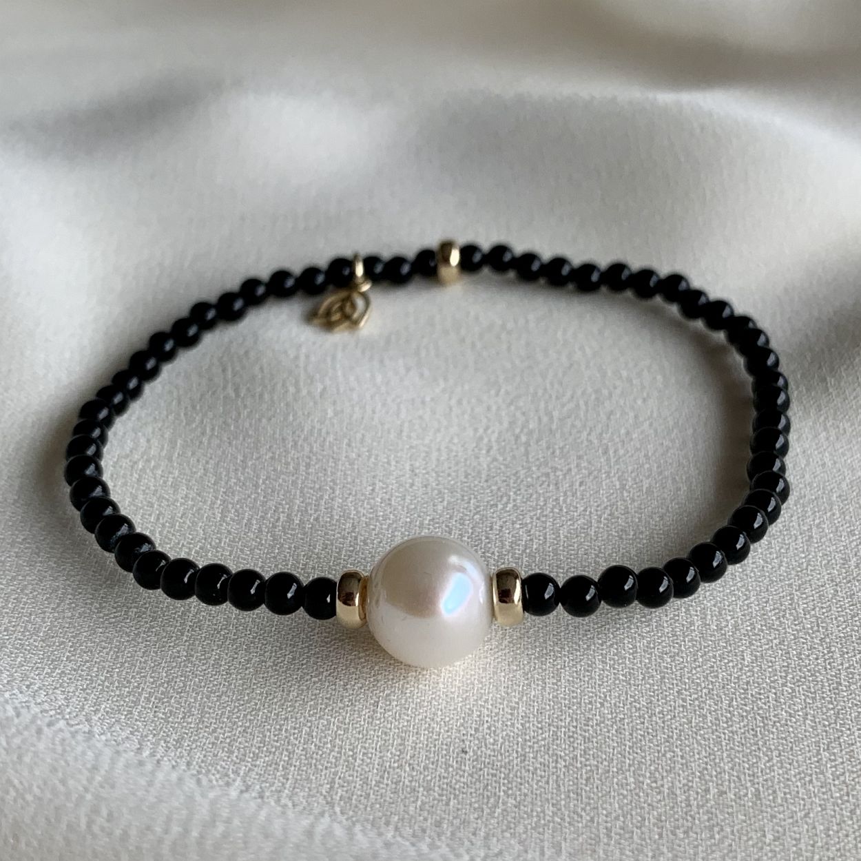 Deze armband is van het merk YG Jewelry. Het is een dames sieraad
De verdere specificaties van de armband zijn als volgt:
Steensoort: Onyx
Steenkleur: Zwart
Goud: 14 Kt
