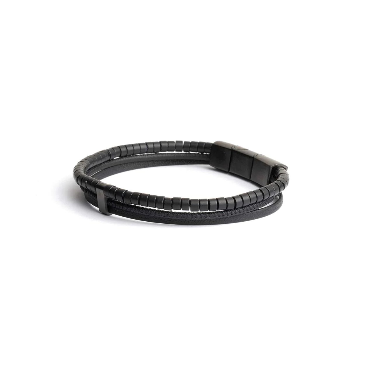 De Triplux Black armband is gemaakt van echt Italiaans nappaleer en Agaatstenen van 2mm. Hij krijgt een extra tussenstukje mee zodat je de armband met +-1 cm van maat kan veranderen.
Agaat is een beschermende steen die vooral in de Verenigde Staten en in Mexico te vinden is. Hij zou zorgen voor innerlijke stabiliteit en rust.