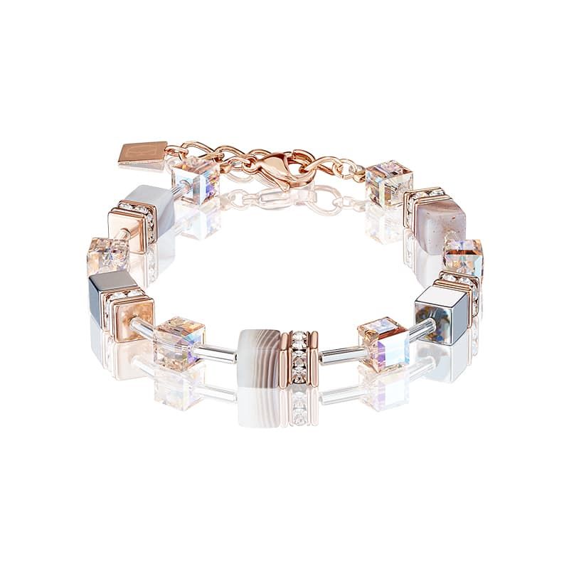Een prachtig armband van Coeur de Lion met Botswana agaat, hematiet, Swarovski kristal, strass en rosé-plated edelstaal. Uit de nieuwe schitterende winter collectie. Een klassieker in geometrische vormen en natuurstenen. De totale lengte van het armband is zo gekozen dat het door vele gedragen kan worden. De lengte die ze gebruiken is 18,5cm tot 21,5cm.