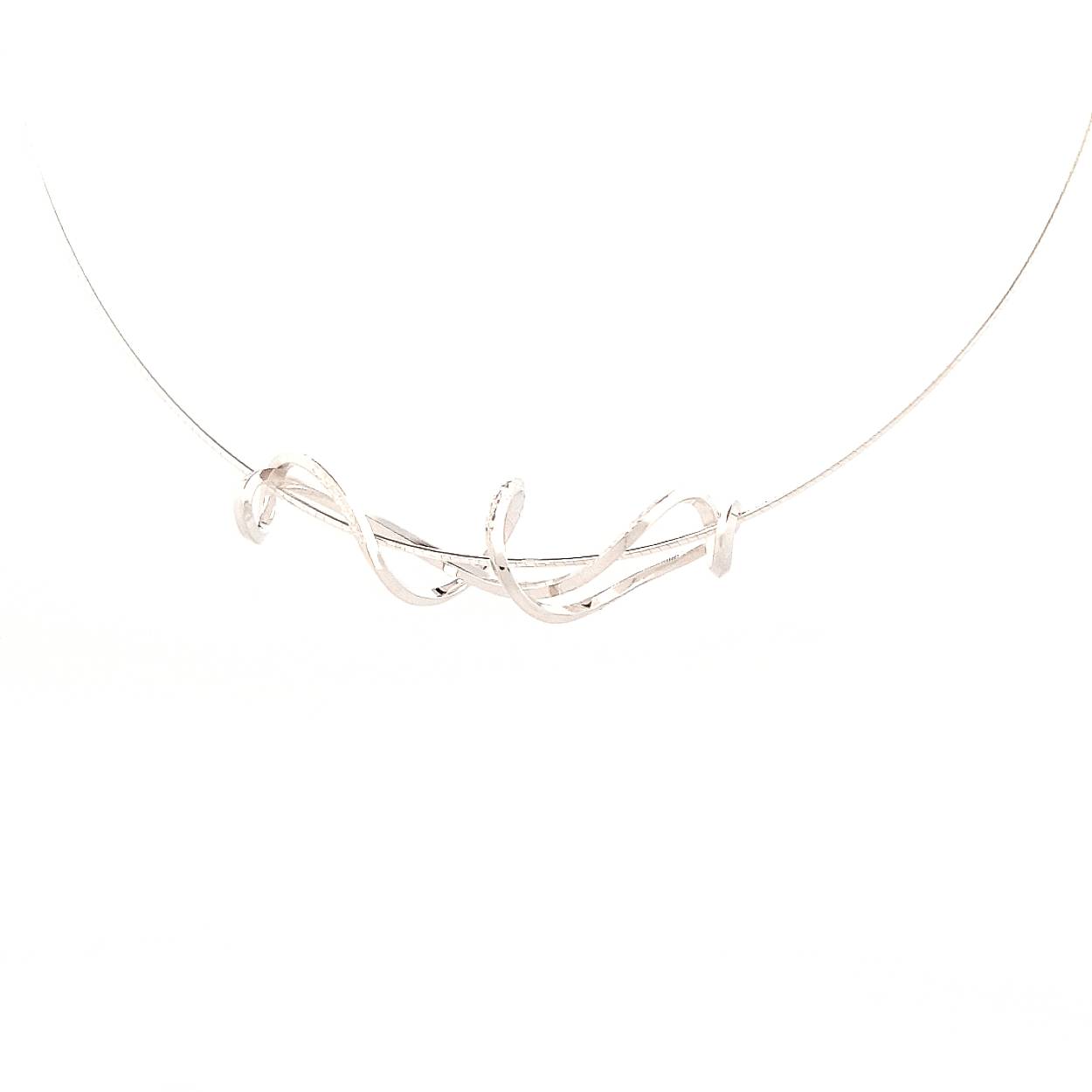 Deze sierlijke verfijnde hanger van zilver heeft een stoer ruw randje.

Sierlijke verfijnde draden laten deze ontwerpen voor zichzelf spreken. Met een letterlijke twist zijn deze sieraden goed draagbaar en makkelijk te combineren. Een energieke wikkel van sierlijkheid die jou laat stralen. Elk sieraad wordt met de hand gemaakt in ons eigen atelier en ontstaat spontaan op gevoel. Jouw Twist is dus altijd uniek.

Deze hanger wordt los verkocht of wil je er een bijpassende ketting/spang van zilver bij bestellen?

Maak een afspraak en kom deze sierlijke hanger eens passen! Of bestel haar gelijk, dan sturen we deze mooi verpakt naar je toe.