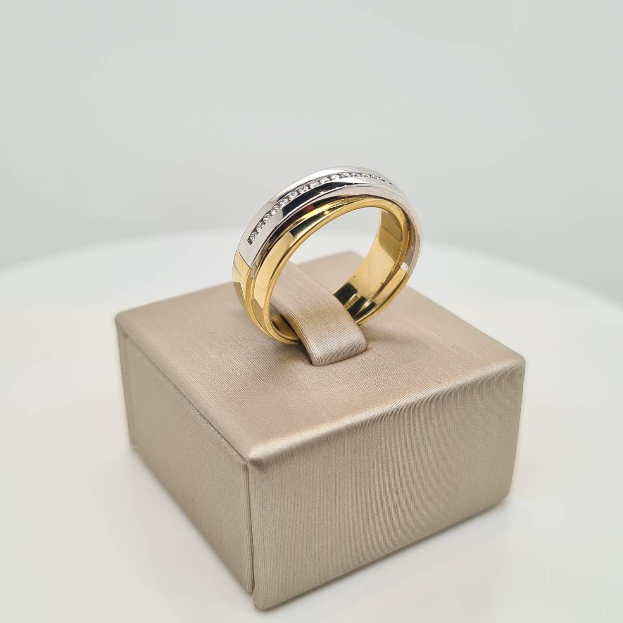 Prachtige 14krt gouden ring met diamant, 0,163crt H Si. De maat van de ring is 56 (17 3/4). Heeft u een andere maat, neem dan gerust contact met ons op.