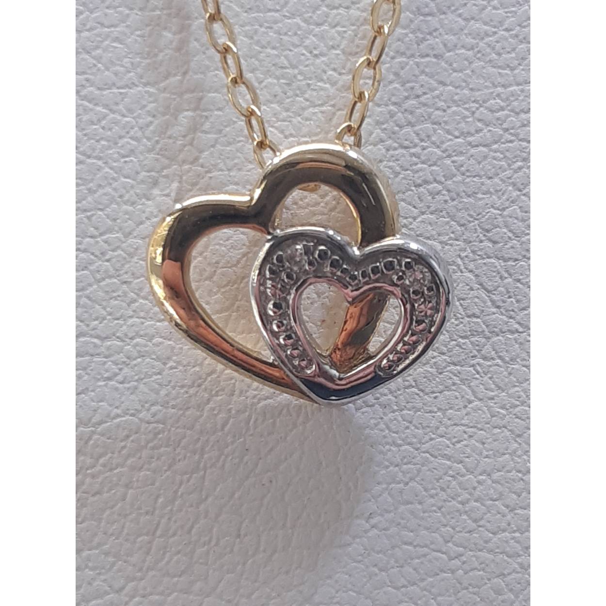 De diamant hanger met modelnummer BREA-0002798 is een verfijnde 14-karaats gouden hanger. Deze schitterende hanger bevat een ronde diamant van 0,02 karaat met SI1 zuiverheid en H kleur. Perfect om te dragen op een elegante ketting voor een subtiele maar luxueuze uitstraling. Een tijdloos sieraad dat iedere outfit naar een hoger niveau tilt.