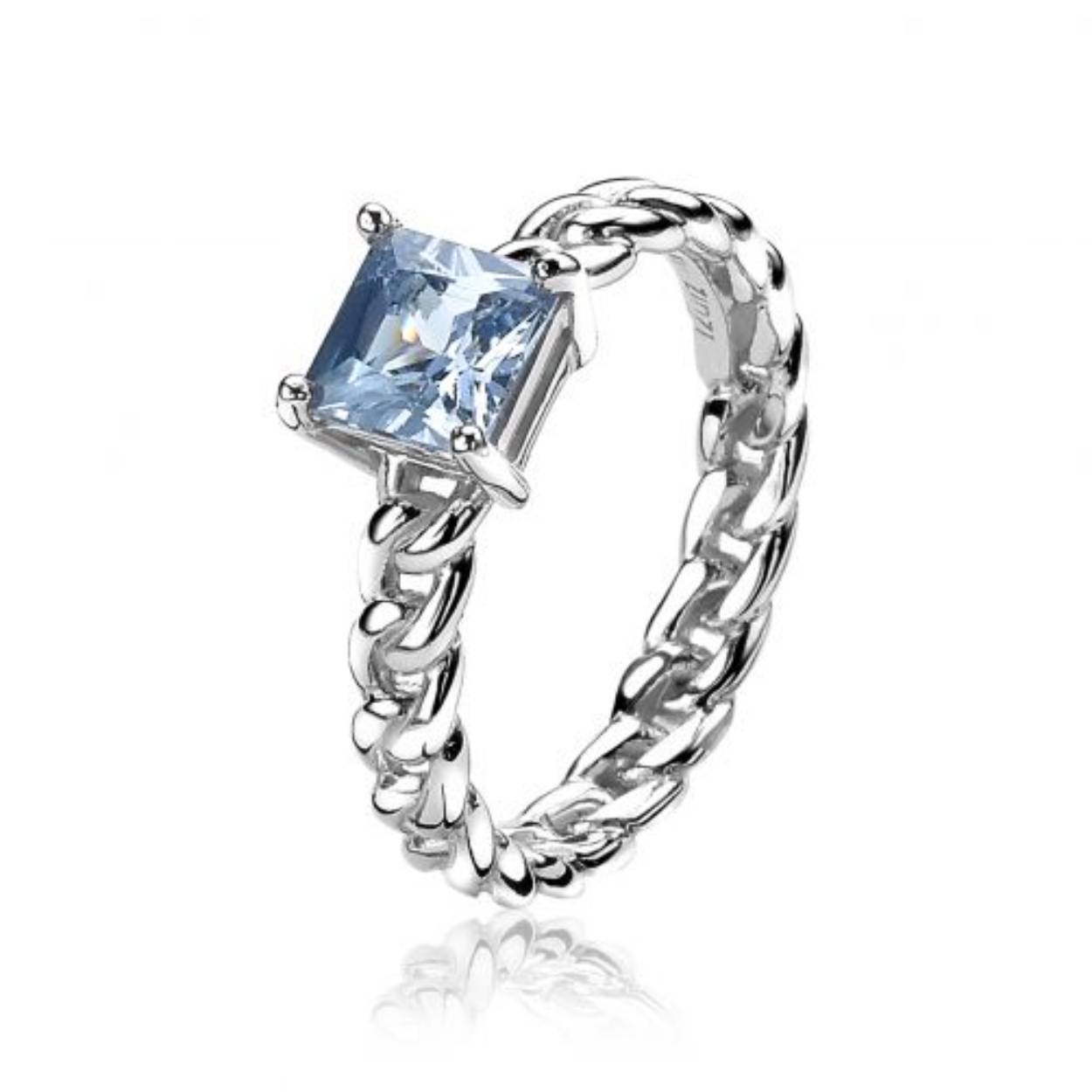 ZINZI zilveren ring. Met tijdloze gourmet schakel als band van de ring. In het midden is een grote lichtblauwe vierkante kleursteen gezet. Vervaardigd van eerste gehalte zilver (925) en met extra rodiumlaag voor een langdurige glans. Combineer met de bijpassende oorsieraden zio1163.