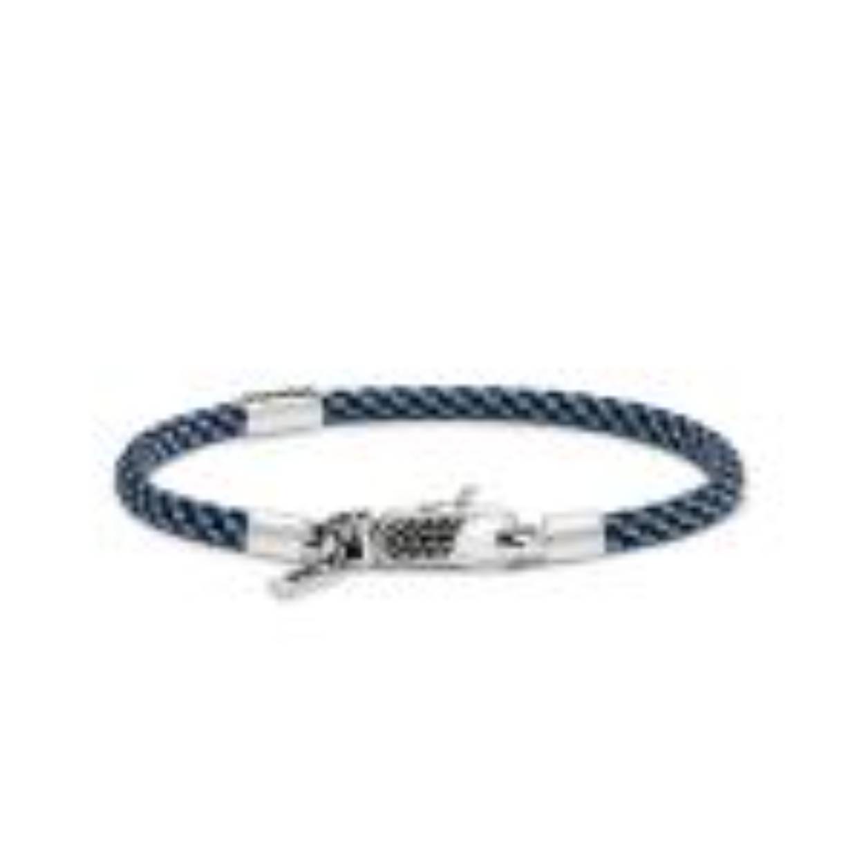 De nieuwste toevoeging aan de SILK collectie zijn de Azure, Emerald en Terra paracord armbanden, ontworpen met een luxe zilveren karabijnsluiting. Deze diepgekleurde armbandjes voegen stijl en kleur toe aan je arm en zijn verkrijgbaar in twee varianten: een met charm en een zonder charm. Het model met charm heeft een uniek schuifbaar buisje dat aan beide kanten te dragen is. Eén kant biedt ruimte voor een persoonlijke gravure, zoals initialen of een symbool, terwijl de andere kant is voorzien van een subtiele structuur voor een elegante afwerking. Kies jouw favoriete kant en draag het sieraad zoals jij wilt.
