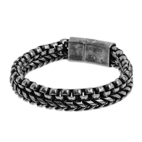 De iXXXi MEN armband Harry is gemaakt van stainless steel in de kleur antiek zilverkleurig. De bracelet bestaat uit een breed, stalen design die is voorzien van twee rijen 'gevlochten' schakels. Bracelet Harry heeft een langwerpige, smalle sluiting gemaakt van stainless steel in dezelfde antiek zilveren kleur als de armband. De iXXXi heren armband Harry is verstelbaar in de maten 20 en 21. Mix en match met verschillende armbanden uit de iXXXi MEN collectie en maak zo jouw look compleet!