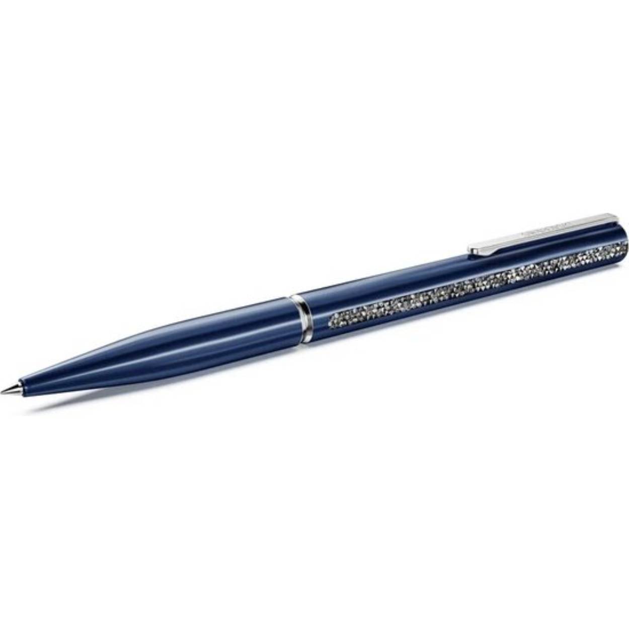 Deze Shimmer Glide-balpen combineert elegantie met modern minimalisme en is de meest verfijnde manier om uw creativiteit te uiten. Aan elke kant van de gelakte blauwe houder reflecteren de stroken Ultra-Fine Crystal Rocks bij elke beweging het licht. Voor extra precisie en functionaliteit is het ontwerp ook voorzien van een verchroomde clip en een klassiek draaimechanisme. De Shimmer Glide-balpen is het perfecte cadeau voor een verjaardag, jubileum of een andere gelegenheid waarbij u uw waardering wilt tonen. Blauwe en zwarte inktvullingen zijn verkrijgbaar in Swarovski-stores.