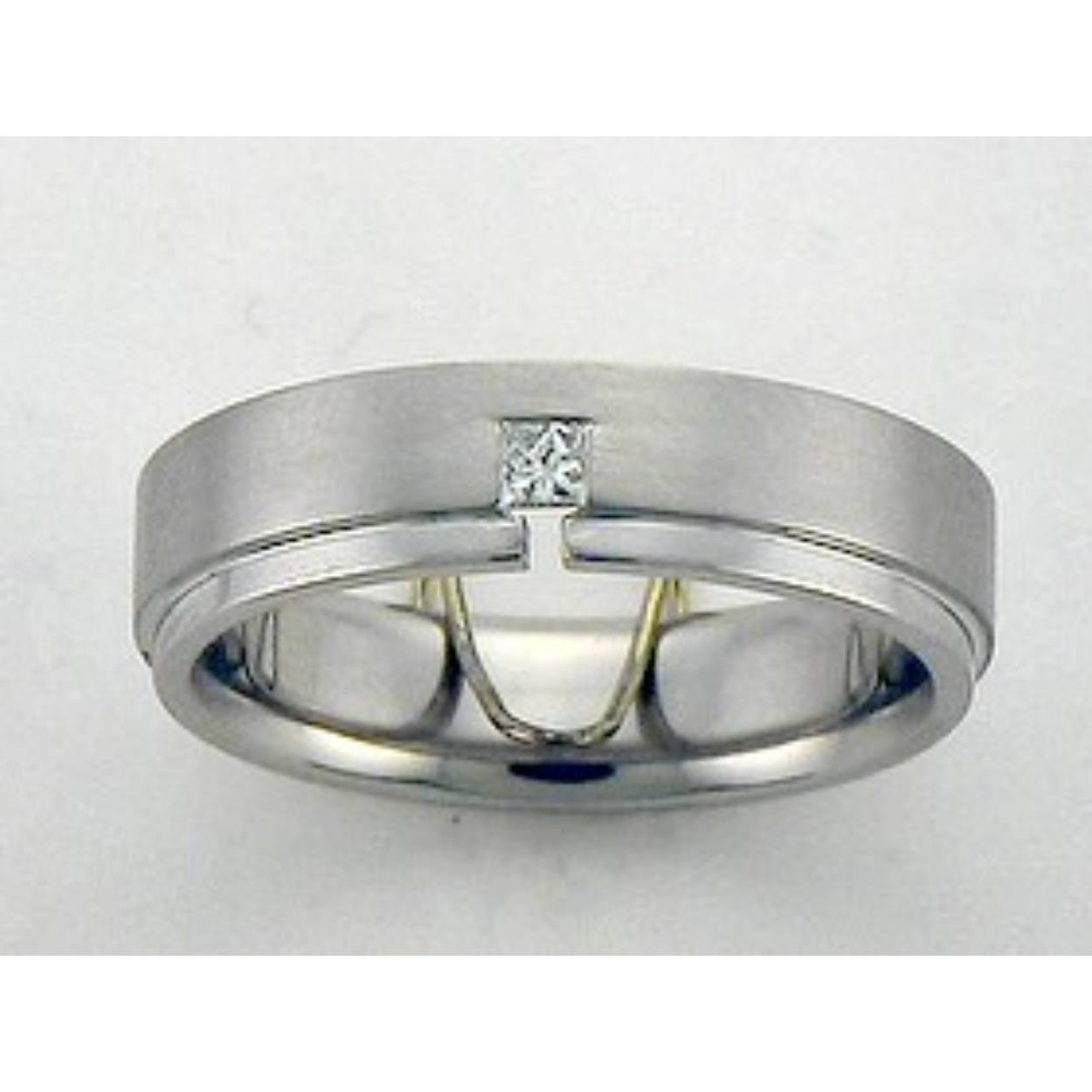 585 witgouden trouwringen, mat/glimmend. 5 mm breed. De damesring is gezet met 0.045ct briljant
De prijs is op aanvraag