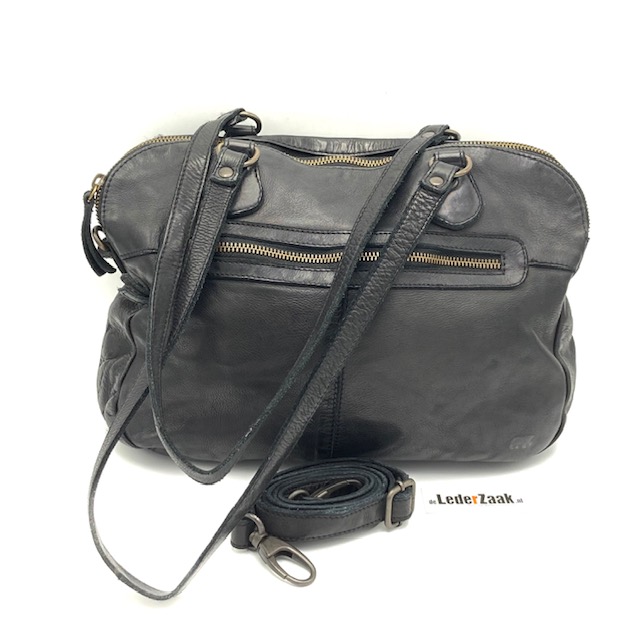 Heerlijke schoudertas welke is gemaakt van 100% leder. Leer is zacht en soepel. Dubbele bovenrits en zowel voor als achter heeft deze tas een rits.									
Afneembare lange band is toegevoegd om de tas ook Crossbody te dragen. 
1 hoofdvak is voorzien van een steekvak en 1 hoofdvak is voorzien van rits.									
Afmeting 22 x 32 x 11cm