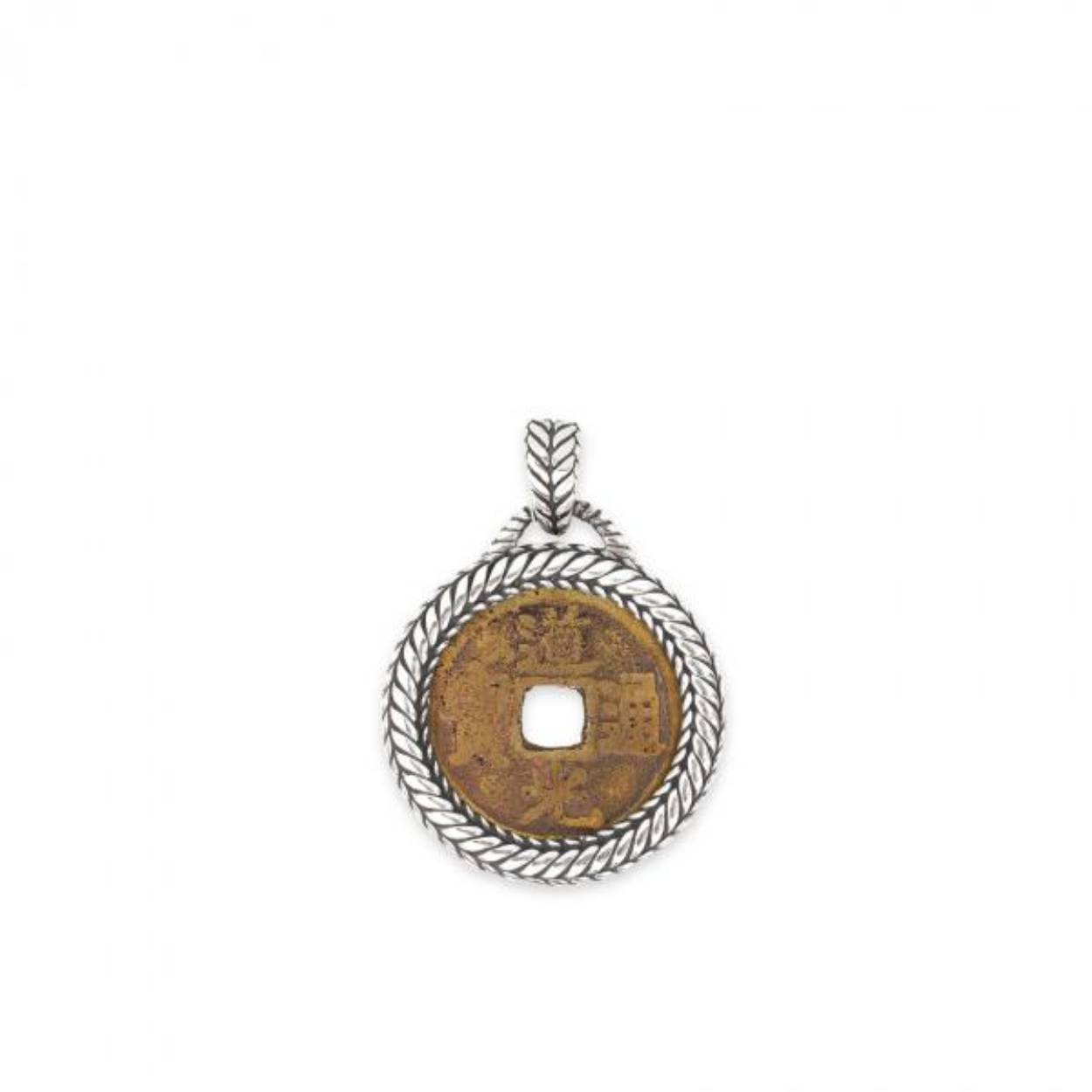 Ancient coin hanger met zilveren afwerking. De hoogte van de hanger is 40mm. Draag de hanger met de antieke munt met een zilveren of leren collier. Breng wat kleur en mystiek in je outfit door deze hanger toe te voegen in je look.