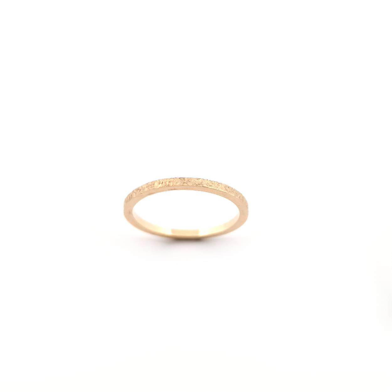 Smalle gouden aanschuifring van 1.8mm. Mooi om een bestaande ring mee uit te breiden door er 1 of 2 ringen bij aan te schuiven.

Maak een afspraak en kom deze ring passen! Of bestel haar gelijk, dan sturen we deze mooi verpakt naar je toe.